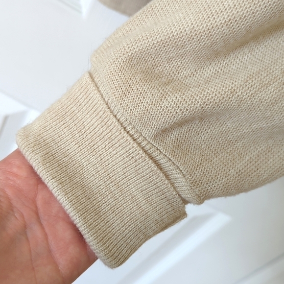 Izod 80's Vintage Classic Lightweight Embroidered Crest V-neck Sweater Beige M - Picture 9 of 11